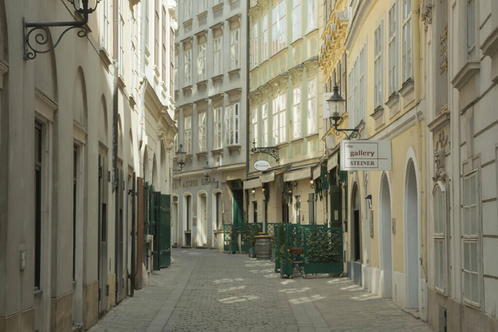 спокойная венская атмосфера — улица или городская сцена